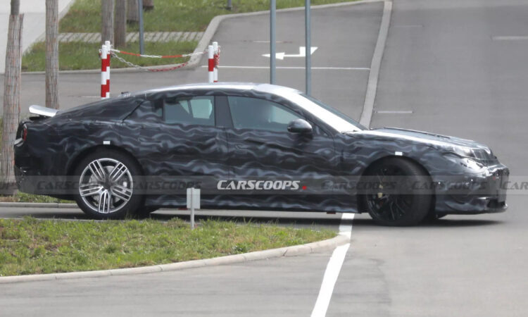 Flagra Mercedes-AMG GT 4-Door elétrico [reprodução/CarScoops]
