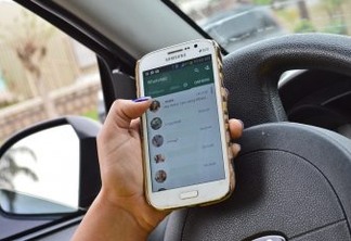 Usar celular ao volante rende multa de 7 pontos na CNH e multa (reprodução)