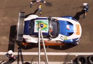 Sergio Jimenez chutando porta do carro que não fechava na corrida da GT Series (Auto+)