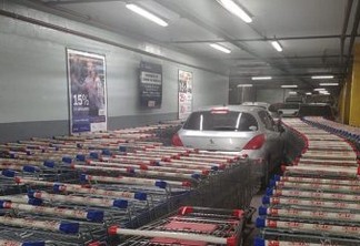 Peugeot 207 estacionado (divulgação Arnold Angelini / Facebook