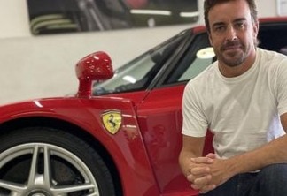 Alonso e sua Ferrari Enzo [reprodução/Instagram]