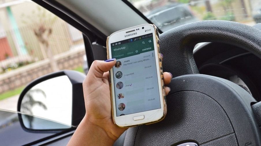 Usar celular ao volante rende multa de 7 pontos na CNH e multa (reprodução)