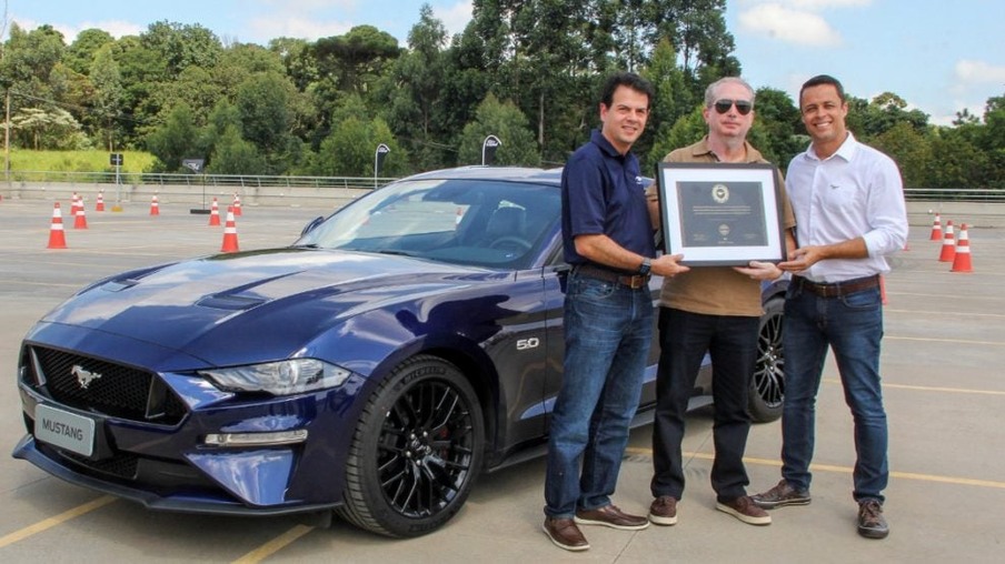 Primeiro Mustang vendido no Brasil é azul (divulgação)