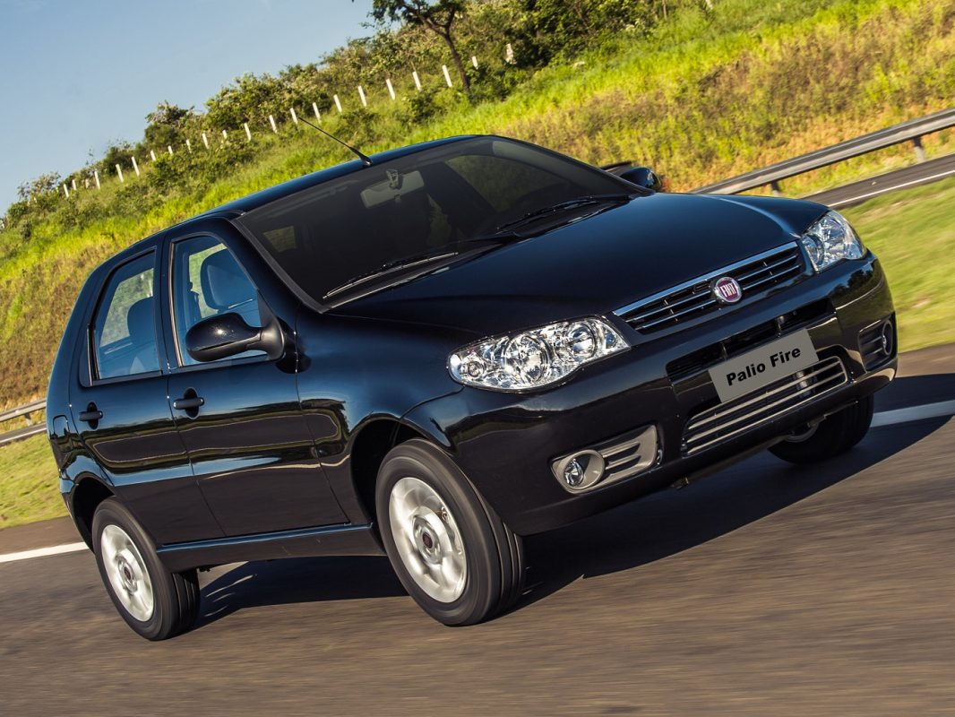 Fiat Palio Fire preto de freto em movimento na estrada