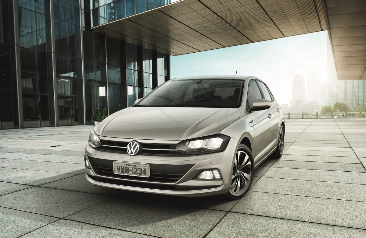 Volkswagen Polo parado de frente com estrutura ao fundo