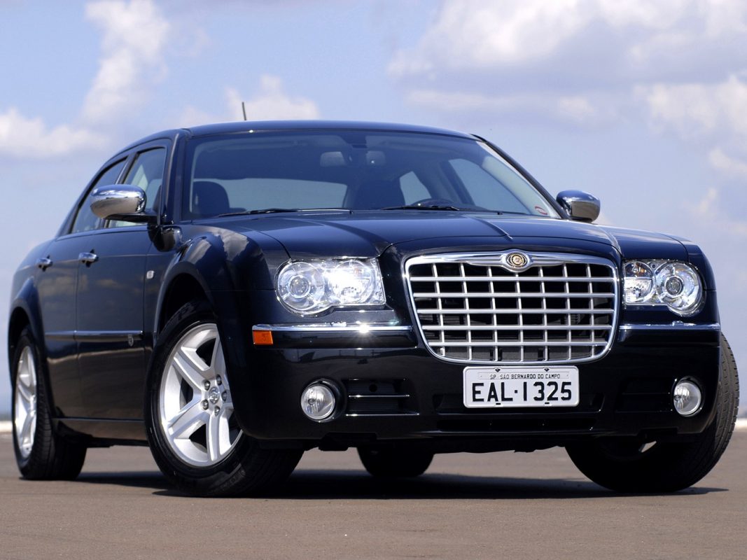 Chrysler 300C preto parado de frente