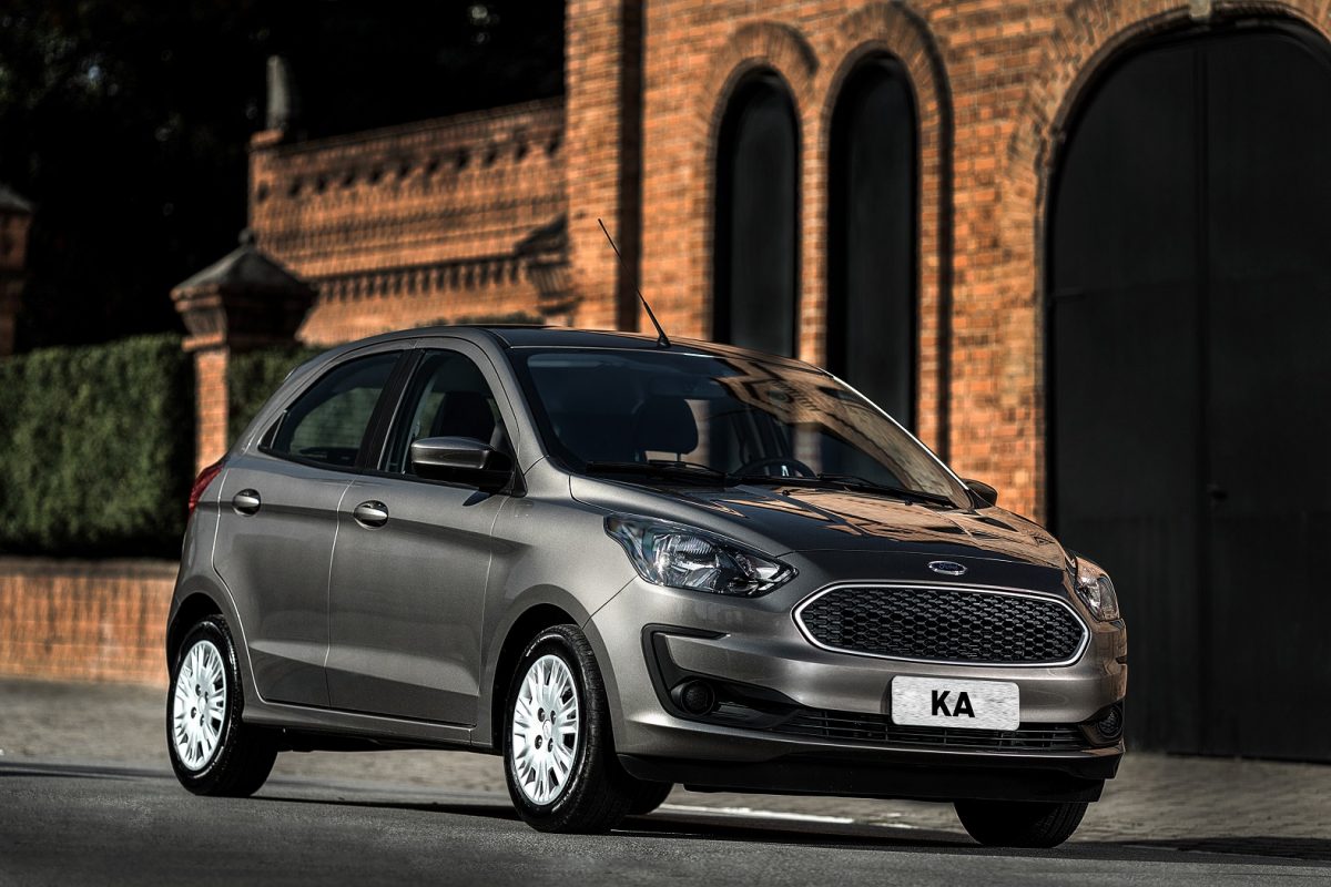 Ford Ka marrom parado de frente na rua é um dos carros mais procurados