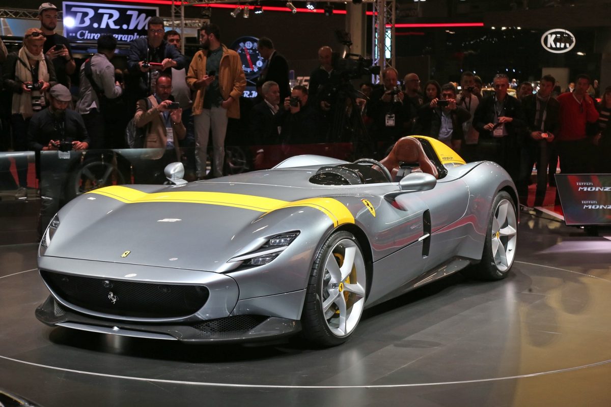 Ferrari Monza SP1 prata com faixa amarela parada de frente