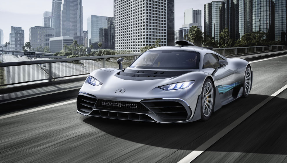Mercedes-AMG One de frente andando na cidade
