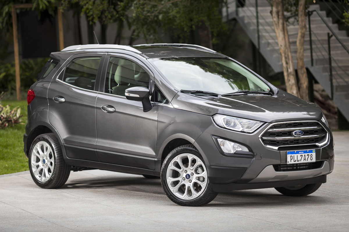 Ford EcoSport cinza parado de frente é um dos carros à venda no Brasil que carregam maldições 
