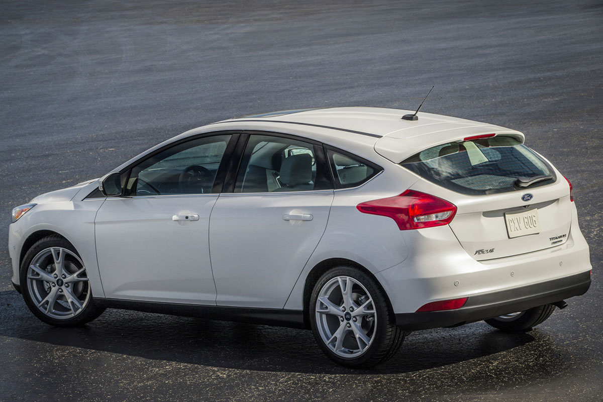 Ford Focus branco parado de traseira