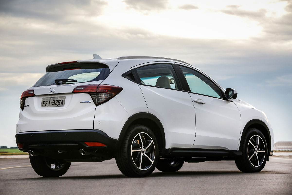 Imagem mostra traseira do Honda HR-V Touring 2020