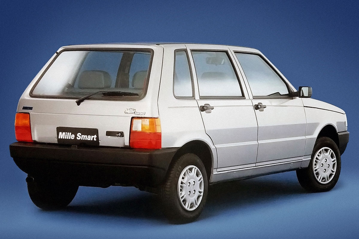 Fiat Uno Mille Smart prata parado de traseira