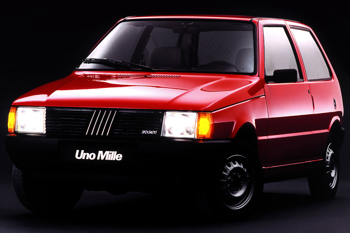 Fiat Uno Mille vermelho parado de frente