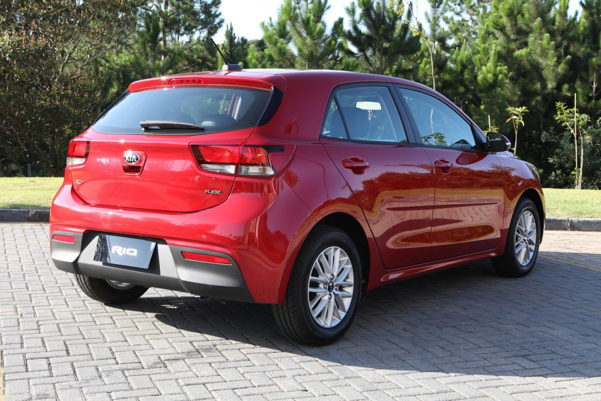 Kia Rio vermelho parado de traseira