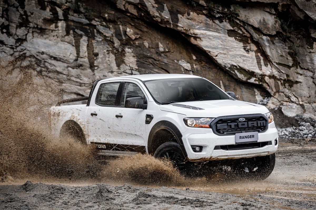 Caminhonete média Ford Ranger Storm branca andando no fora de estrada