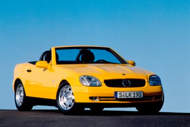 Roadaster Mercedes-Benz SLK amarela parada de frente