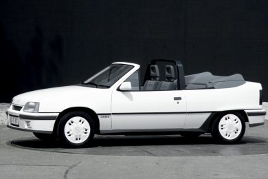 Opel Kadett GSI Cabio branco parado de lado