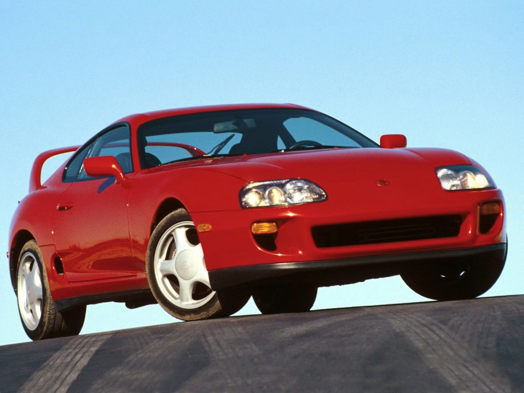 Toyota Supra de quarta geração vermelho parado de frente compartilhou o coração com o Lexus GS300