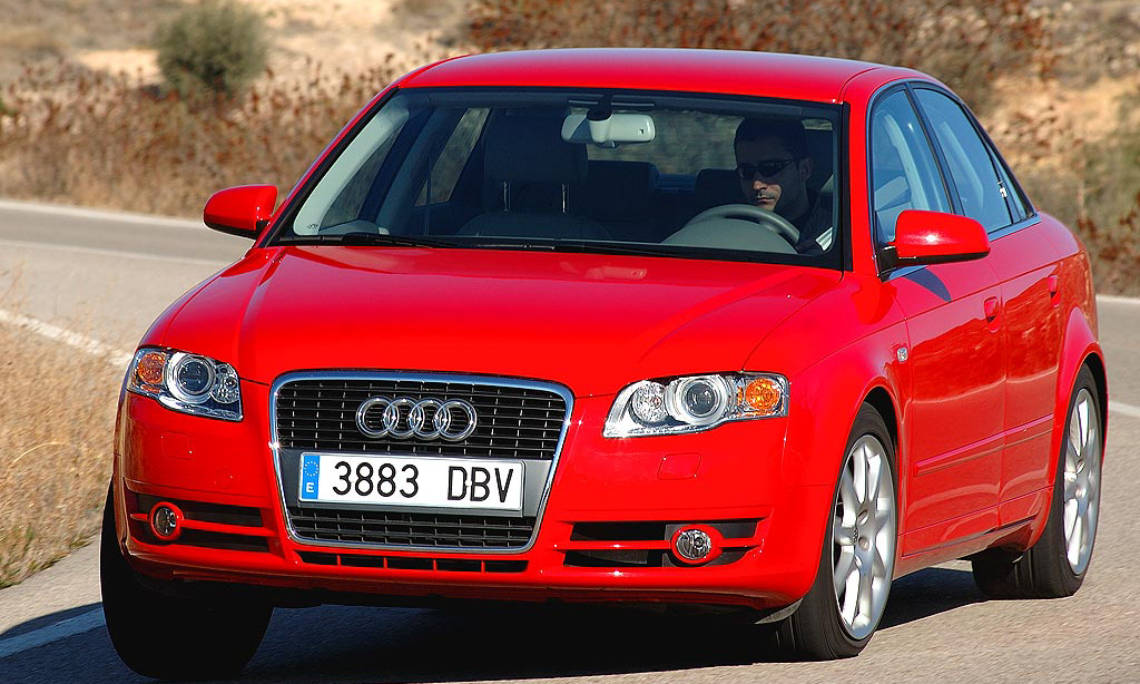 Carro Audi A4 vermelho andando na estrada