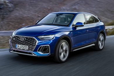 Audi Q5 Sportback 45 TFSI Quattro azul em foto de movimento na estrada