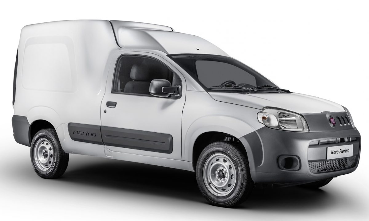 Fiat Fiorino branco parado de lateral com fundo neutro [divulgação]