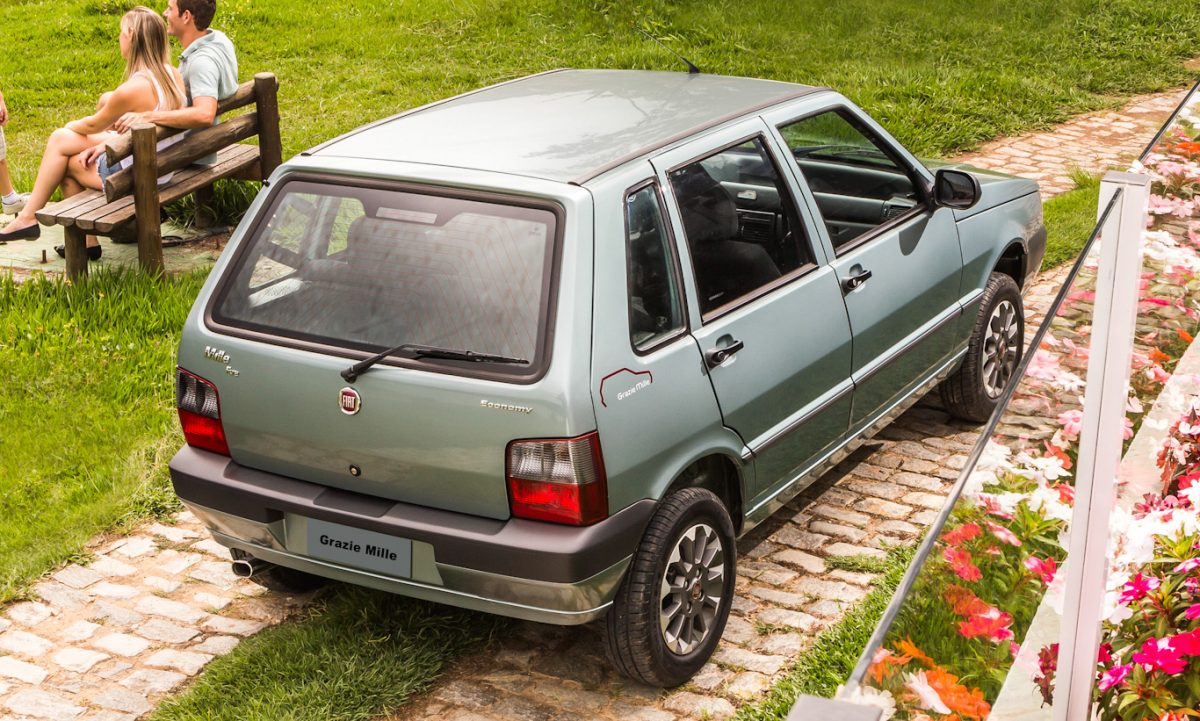 Fiat Uno Grazie Mille verde parado de traseira