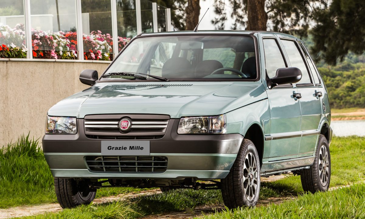 Fiat Uno Grazie Mille verde parado de frente