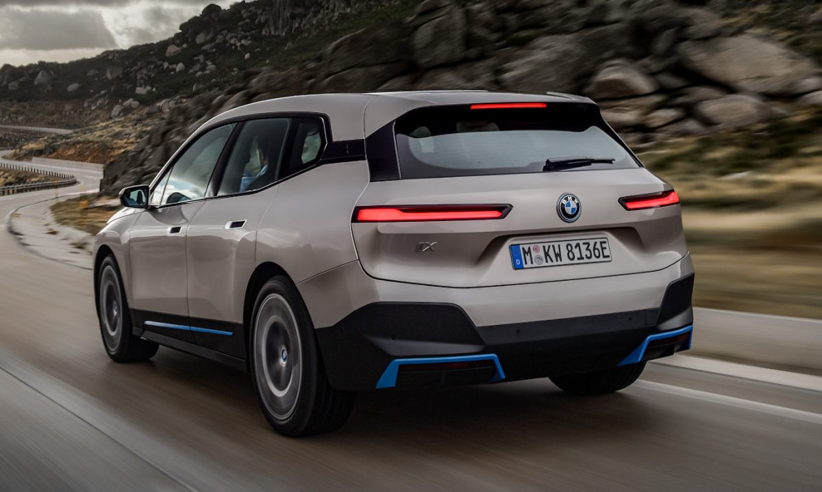 BMW iX de traseira andando na estrada