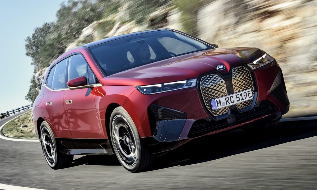 BMW iX Sport vermelho de frente andando na estrada