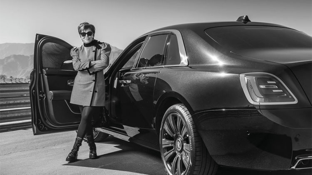 Kris (Kardashian) Jenner e seu Rolls-Royce Ghost [divulgação]