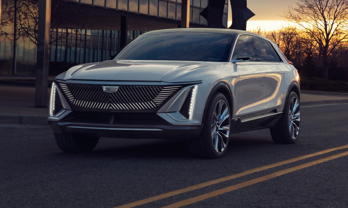 Cadillac Lyriq prata estacionado de frente