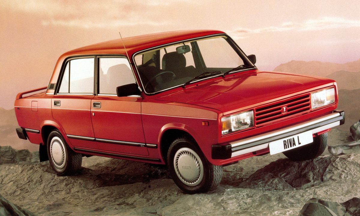 Lada Riva vermelho parado de frente