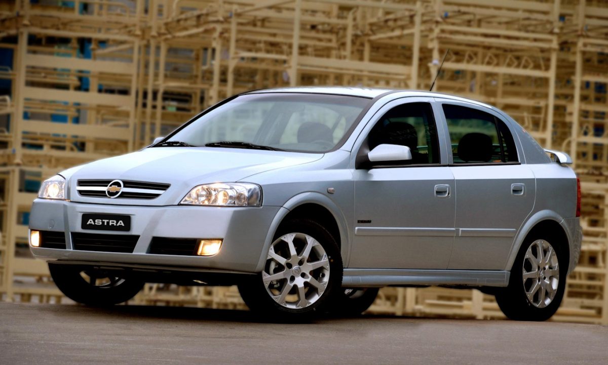 Chevrolet Astra custa no mercado de usados quase o mesmo que o novo Apple iPhone Duo