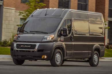 Fiat Ducato da Ram de frente em um por do sol
