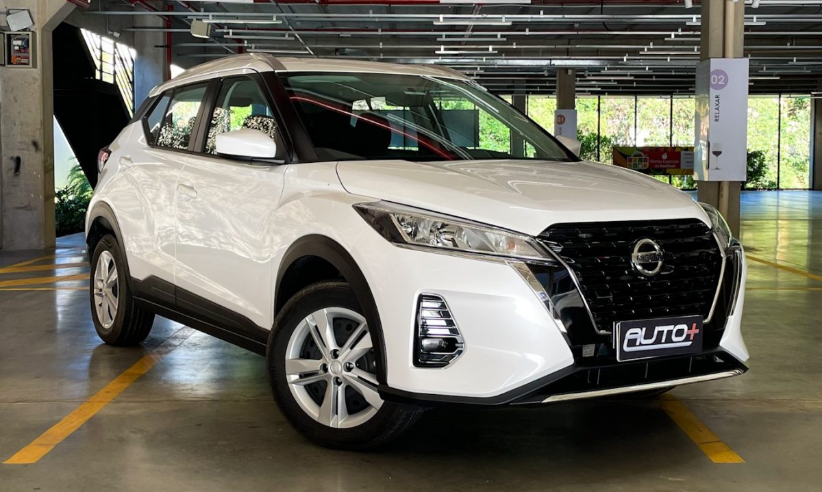 Nissan Kicks Sense branco em foto 3x4 frontal no estacionamento