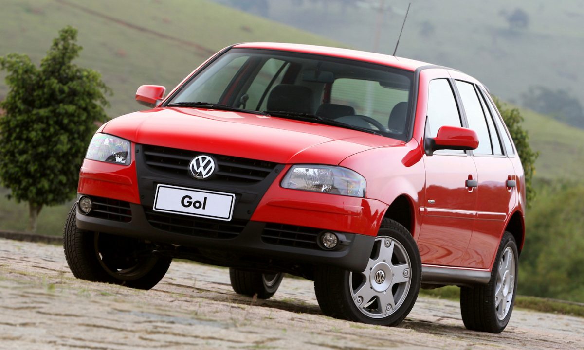 Volkswagen Gol vermelho parado de frente. O modelo foi o carro usado mais vendido