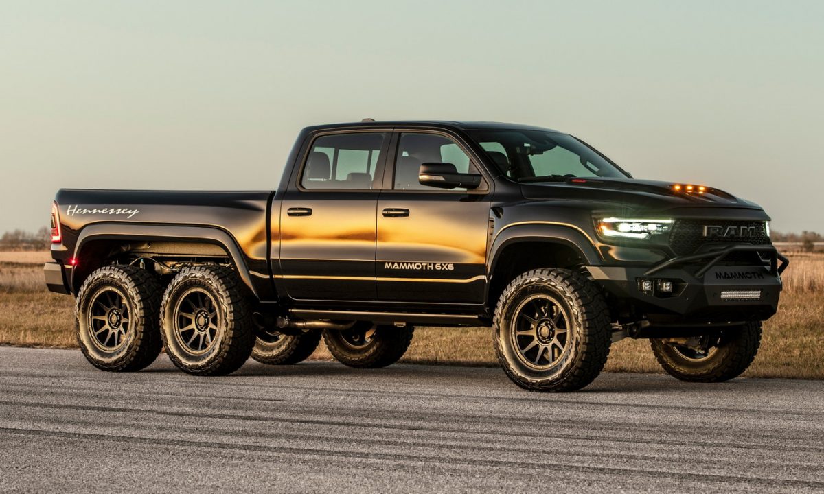 RAM 1500 Mammoth preta parada de lado