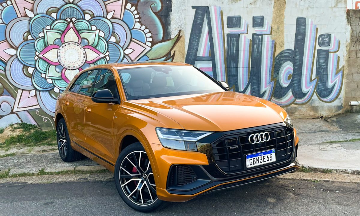 Marcas: Audi Q8 laranja parado de frente