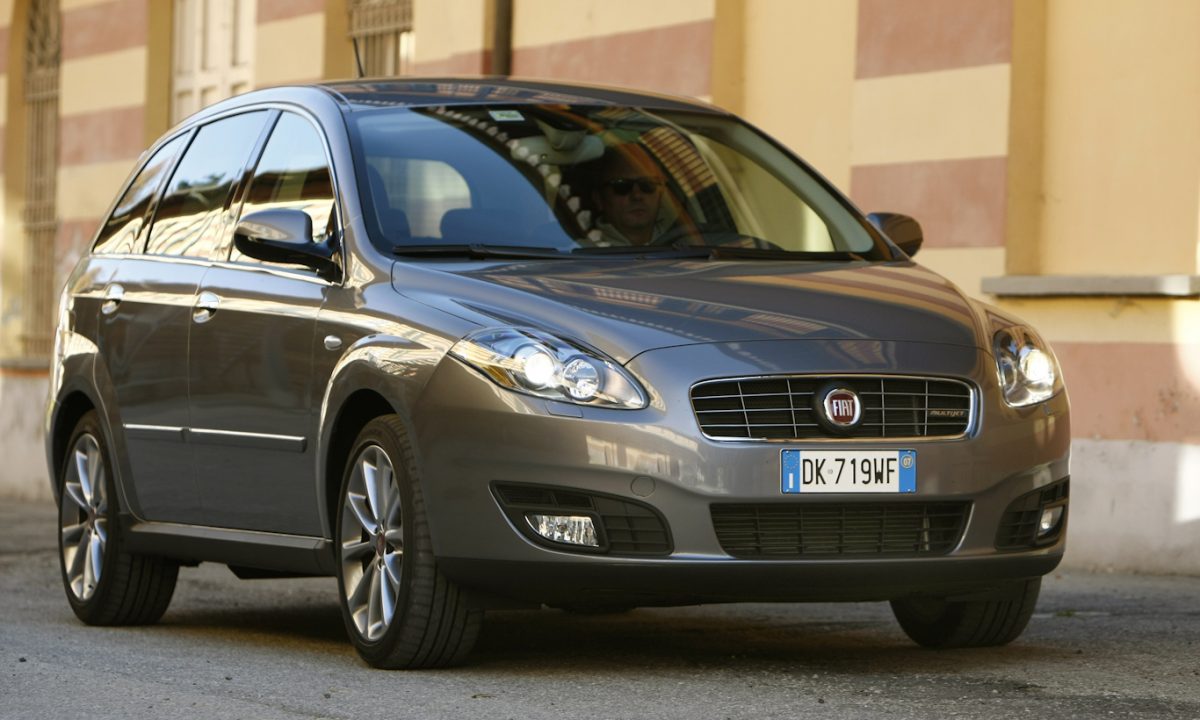 Fiat Croma marrom de frente