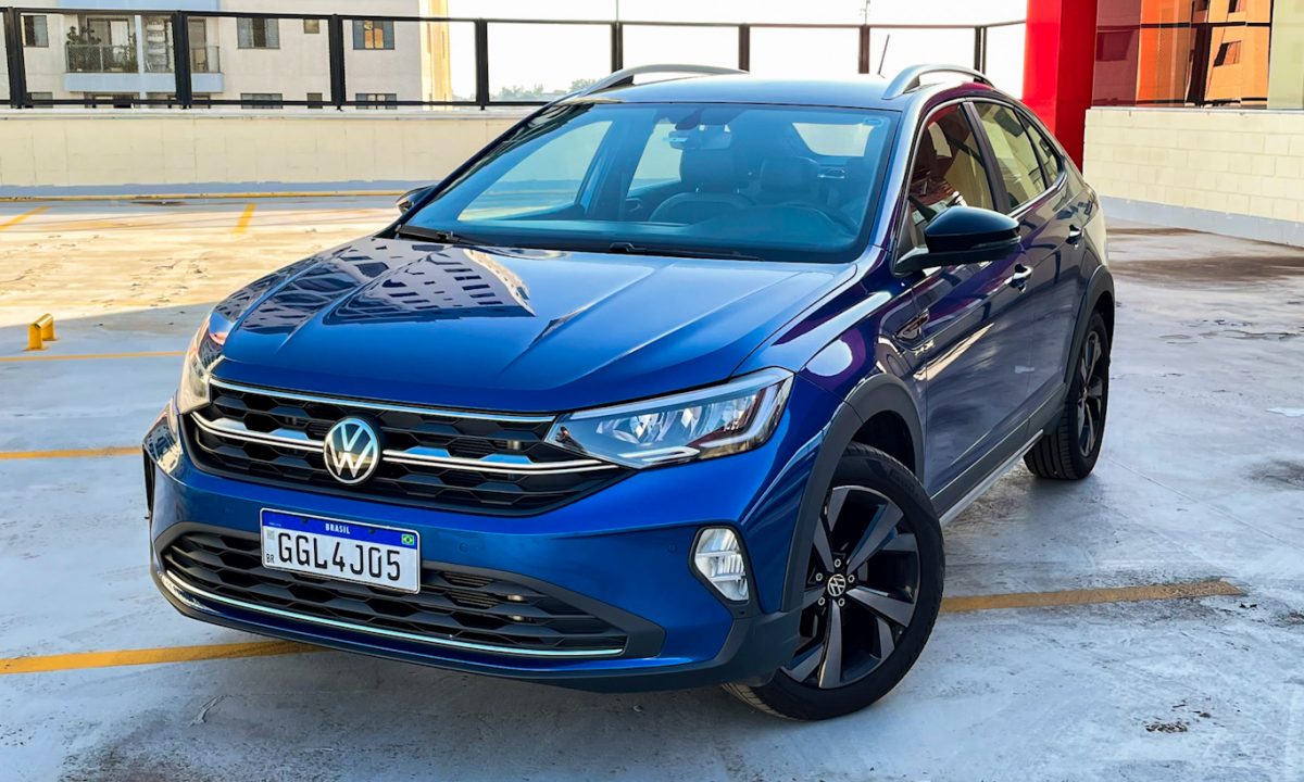 Volkwagen Nivus Highline azul em foto estática no estacionamento