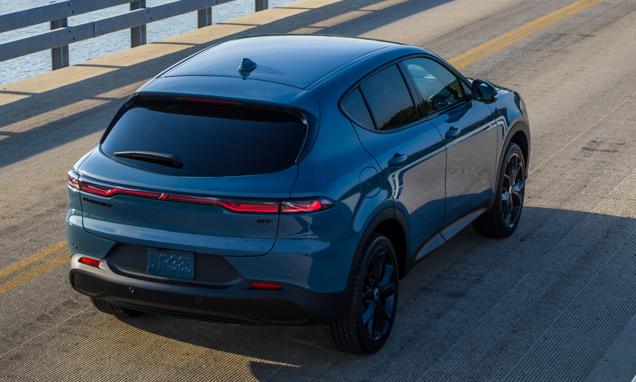 The taillamp of the 2023 Dodge Hornet extends the width of the v - Automais