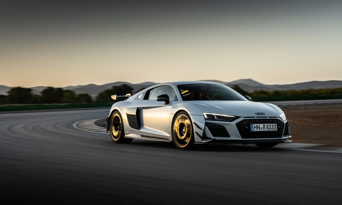 Audi R8 prata de frente andando na pista