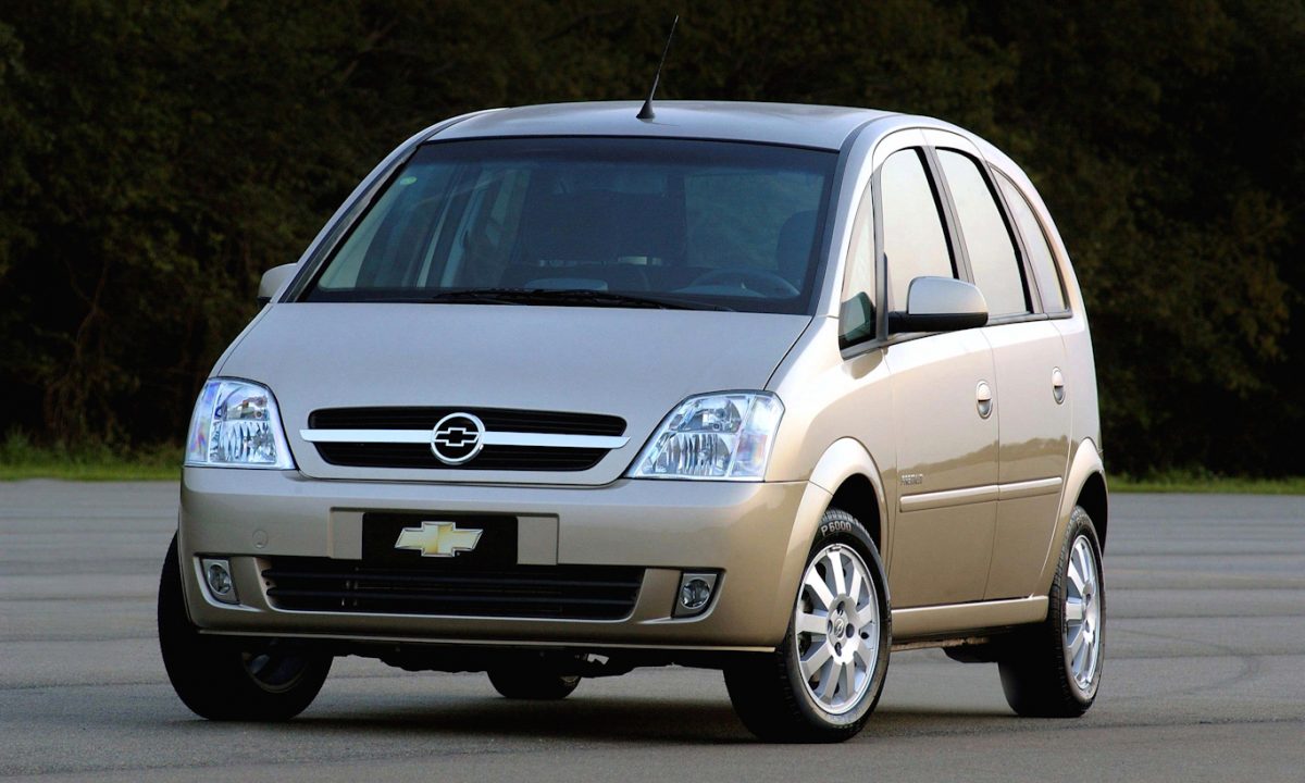 Chevrolet Meriva parada de frente