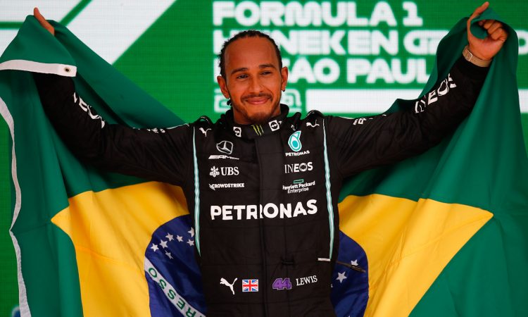 Hamilton imita Senna em Interlagos [divulgação]