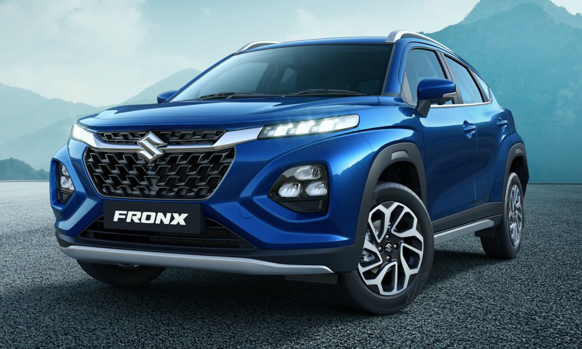 Suzuki Fronx azul parado de frente a uma montanha azul [divulgação]