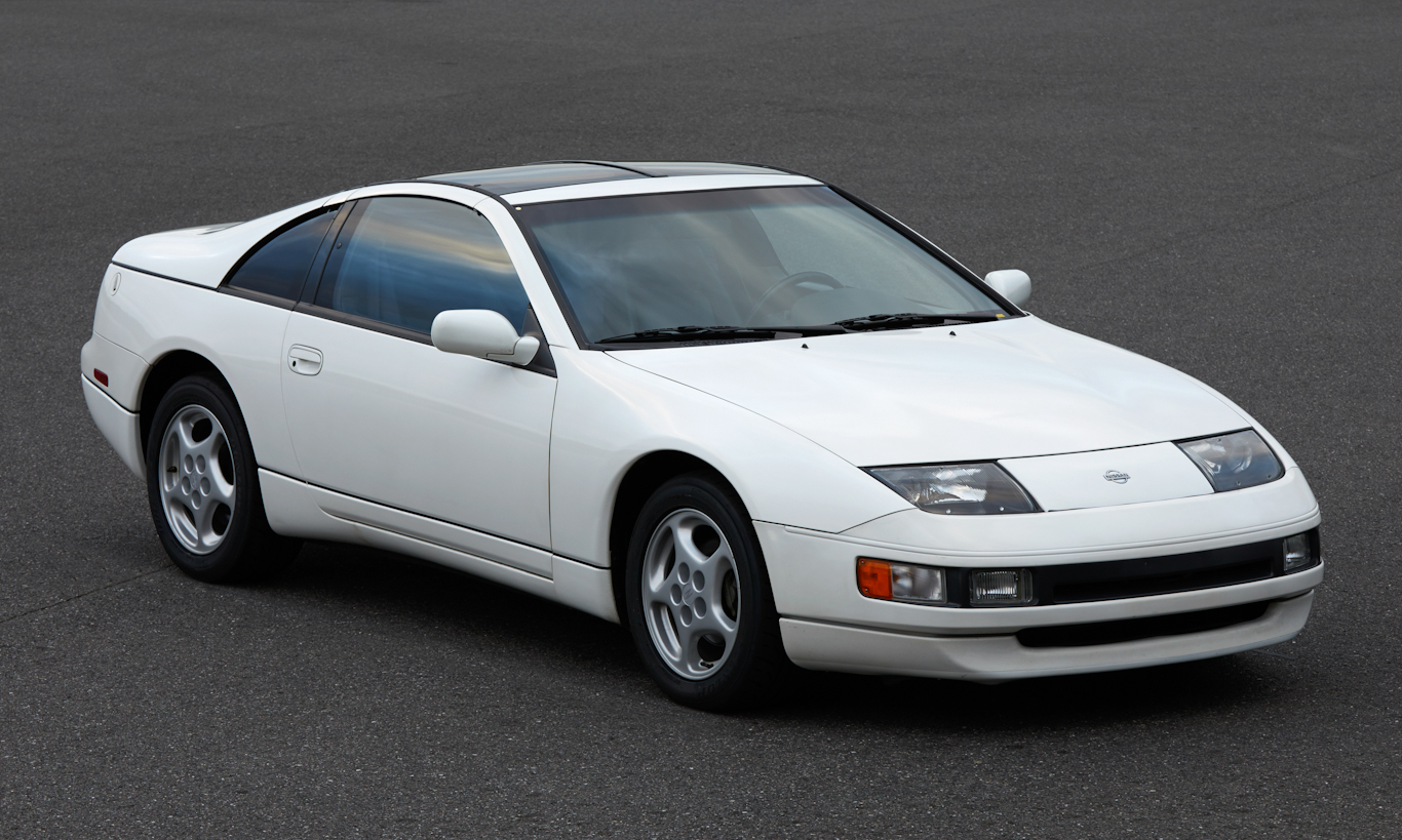 Nissan 300ZX branco parado de frente