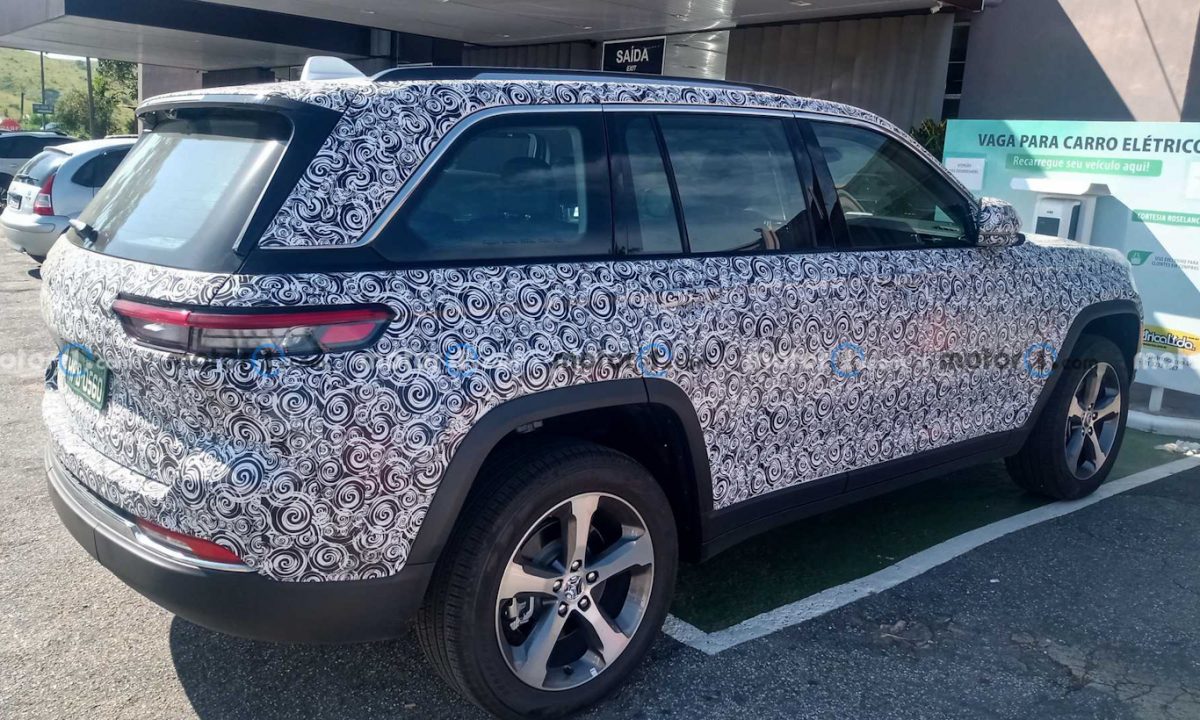 Flagra Jeep Grand Cherokee 4xe híbrido [Motor1]