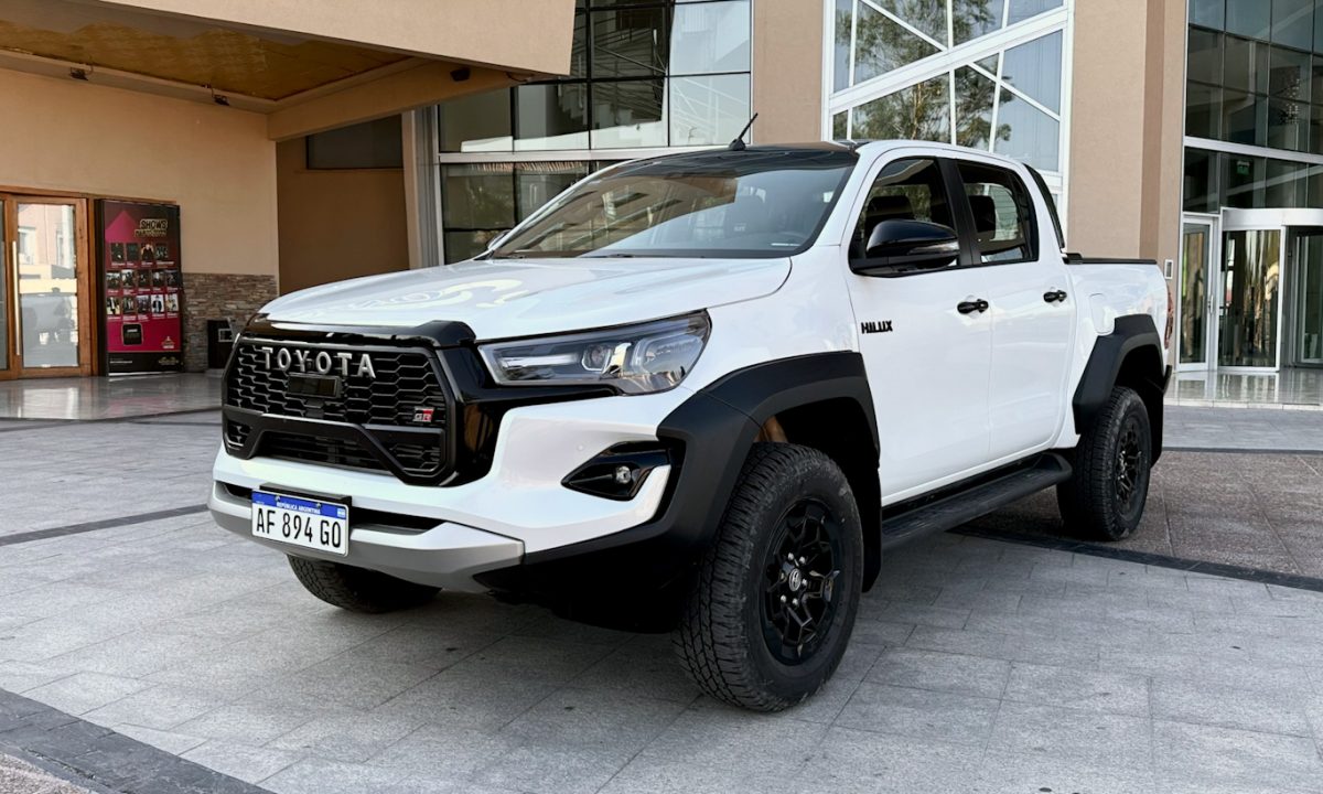 Toyota Hilux GR-Sport branca parada de frente 