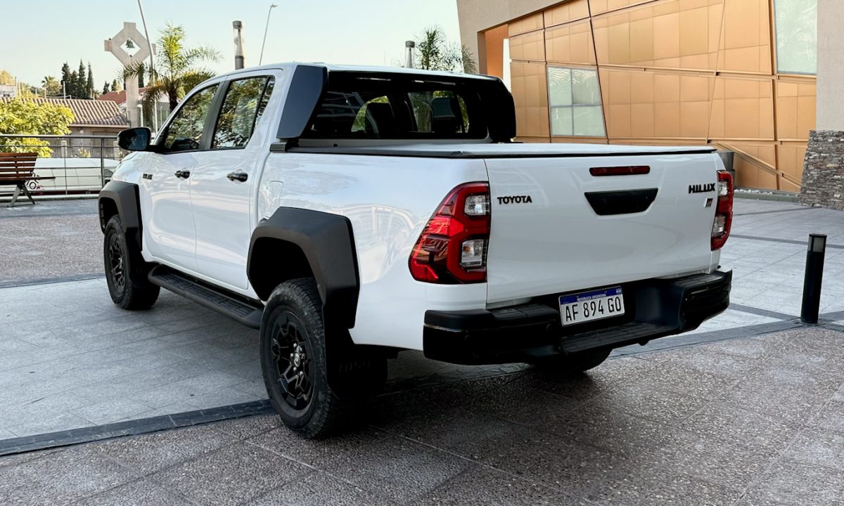 Toyota Hilux GR-Sport branca parada de traseira